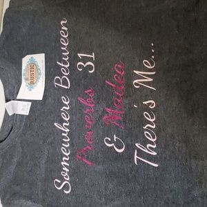 Gildan t shirt small